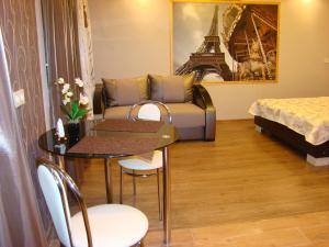 Kvartira-studio na prospekte Aleksandra Polia "Parizh" (Studio apartment on Oleksandra Polia "Paris")