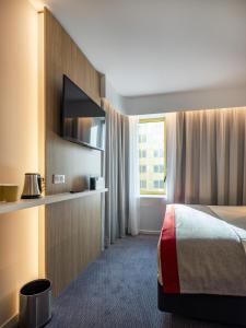 Standard Queen Room with Roll-in Shower room in Holiday Inn Express - Nice - Grand Arenas an IHG Hotel