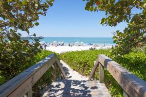 Naples Bay Resort Condo with Fabulous Amenities, near Beach & Downtown!