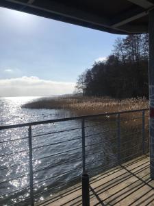 Drewniany domek nad Miedwiem