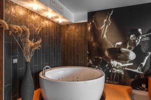 sky ORANGE jacuzzi sauna 28 FLOOR