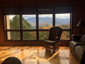 Three-Bedroom Apartment room in Top Story Gatlinburg Condo with Mountain Views & Deck! condo