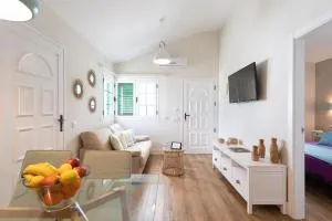 HomeForGuest Modern and New Beachfront Apartment - Roque