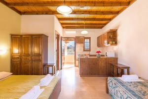 Nikos Pool House & Apartments