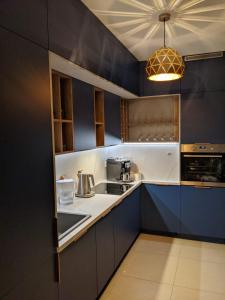 Nowoczesny Apartament przy Manufakturze z parkingiem podziemnym i klimatyzacją