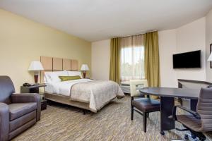 Queen Studio Suite - Disability Access Hearing Accessible room in Candlewood Suites Cut Off - Galliano an IHG Hotel