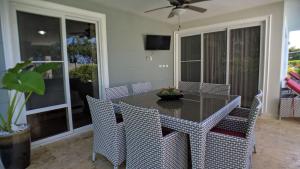 Modern & private tropical villa in gated community minutes f