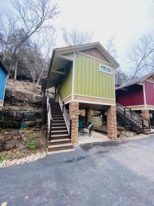 Cliffside Treehouse3 room in All Seasons Treehouse Village