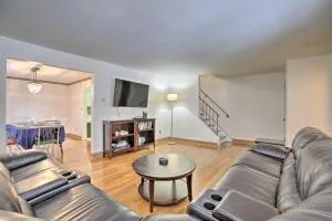 6 Mi to Dtwn Pittsburgh Townhome with Porch - West Homestead