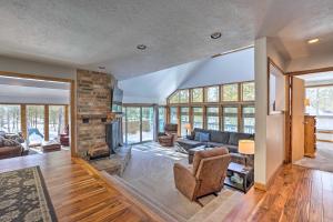 Hot Tub and Deck Large Sunriver Home Near Skiing