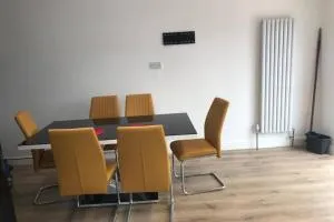 The Dartford Five Bedrooms Attractive House - Darenth