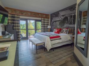 Deluxe Double Room with Balcony room in Chetola Resort at Blowing Rock (Lodge)