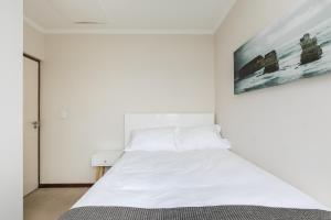 Modern apartment in a secure golf estate.WIFI