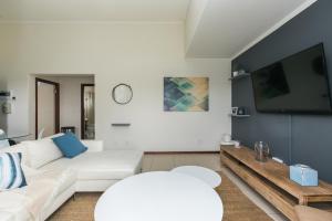 Modern apartment in a secure golf estate.WIFI