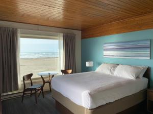 Ocean Front Junior Suite room in Ocean Front Motel