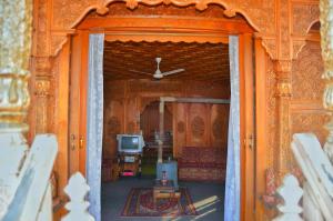 Houseboat Young Manhattan