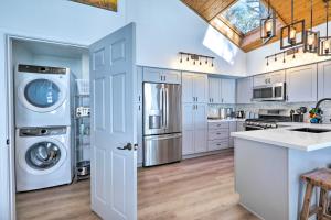 Mtn-View Cabin with Game Room and Deck in Flagstaff