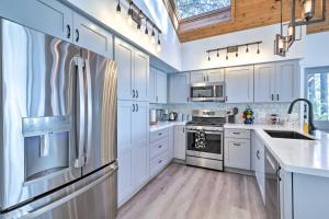 Mtn-View Cabin with Game Room and Deck in Flagstaff