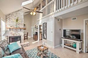 Pet-Friendly A-Frame Retreat Near Dtwn and Beaches!