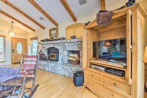 Wraparound Deck Woodland Cabin in Lake Arrowhead