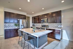 Lakefront Indio Villa: Private Pool & On-Site Golf