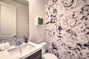 Lakefront Indio Villa: Private Pool & On-Site Golf