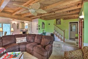 Ruby’s Landing Cottage w Deck & White River Views