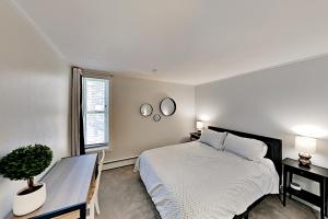 Two-Bedroom Apartment room in Treehouse Condo - Hot Tub Pool Sauna & Fireplace condo
