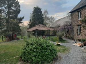 Villas DOMAINE DE LA BUTTE GITE ET ROULOTTE pour 10 personnes : photos des chambres