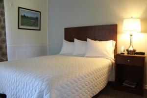 Queen Room with Balcony room in Shenvalee Golf Resort