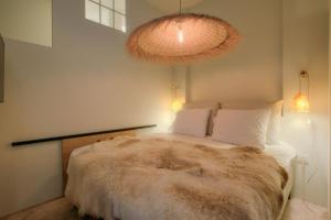 Logie Marie with hottub in the garden