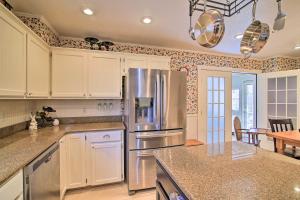 Grand Fredericksburg Retreat - Walk to Main St!