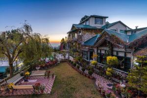Villa Mountain Crest Kasauli with Treehouse , Sundeck & Breakfast