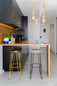 Sesimbra Cliff by Saudade