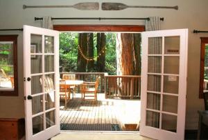 Four-Bedroom House room in Little Red House Plus! Redwoods! Hot Tub!! BBQ Grill! Fast WiFi! Near Golf Course!! Dog Friendly!
