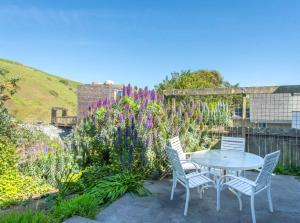 Sea Breeze! Walk to Beach!! In the Village! BBQ! Fast WiFi!! Dog Friendly!