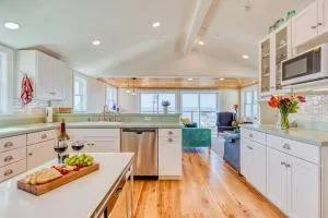 The Lookout! Stunning Views!! Walk to Beach! BBQ! Fast WiFi!! Dog Friendly! - 迪伦比奇