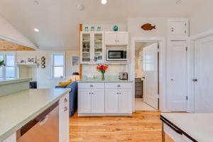 The Lookout! Stunning Views!! Walk to Beach! BBQ! Fast WiFi!! Dog Friendly!