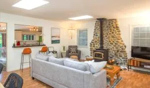 Summit Sanctuary! Redwoods! Fire Table!! BBQ Grill! Fast WiFi!! Dog Friendly! - Monte Rio