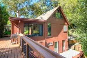 Tree Fort! Redwoods! Hot Tub!! Fire Table!! Google Smart Home!! Fast WiFi!! Dog Friendly! - Occidental