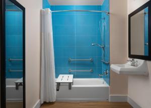 Double Room - Disability Access - Non-Smoking room in Motel 6-Santa Barbara CA - Beach