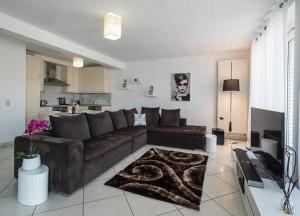 LUXURY PENTHOUSE APARTMENT WITH 3 Balconies -2 BEDROOMS -PETRUS VIEW & PARKING