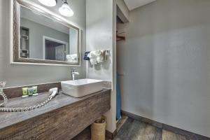 Queen Room room in Lake Ridge