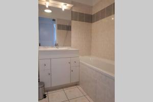 Appartements 2 pieces avec Terrasse, Piscine, parking privatif : photos des chambres