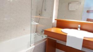 Hotels Logis Hotel Vannes Nord Le Clos Des Hortensias : Chambre Triple