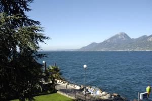 One-Bedroom Apartment with Garden View and Partial Lake View