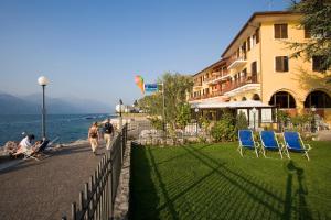 Studio Apartment with garden view and partial Lake View