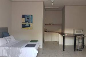 Bright open-plan apartment close to wine tram