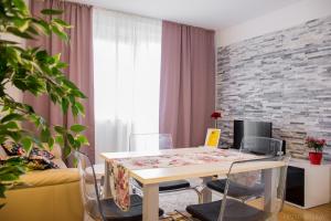 West Residence Luxury Apartment- parking in garage