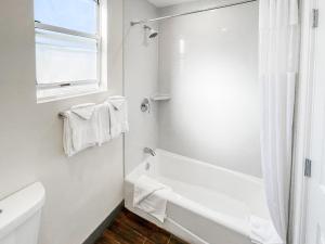 Queen Room with Two Queen Beds room in Creekside Inn Downtown